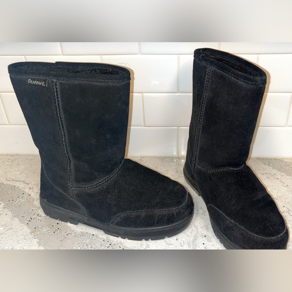 BearPaw Woman’s Black boots size 8/9